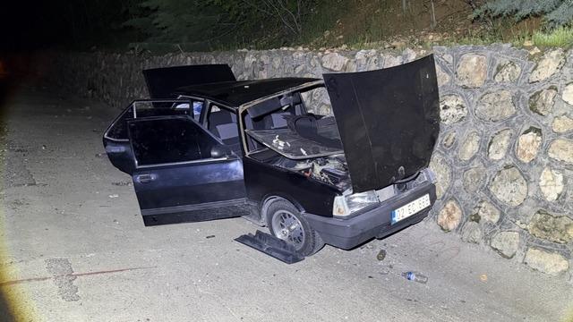 Alkoll&uuml; s&uuml;r&uuml;c&uuml;n&uuml;n kullandığı otomobil istinat duvarına &ccedil;arptı: 2 yaralı 2
