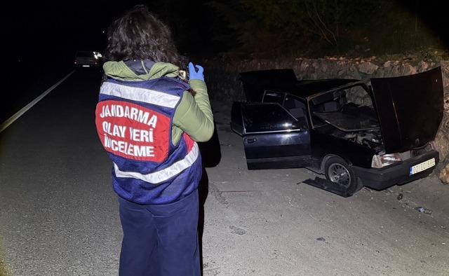 Alkoll&uuml; s&uuml;r&uuml;c&uuml;n&uuml;n kullandığı otomobil istinat duvarına &ccedil;arptı: 2 yaralı 1