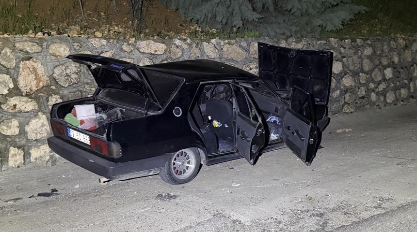 Alkoll&uuml; s&uuml;r&uuml;c&uuml;n&uuml;n kullandığı otomobil istinat duvarına &ccedil;arptı: 2 yaralı
