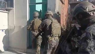 &Ccedil;oraplara ve sakız kutularına sakladıkları uyuşturucuyu ekipler buldu