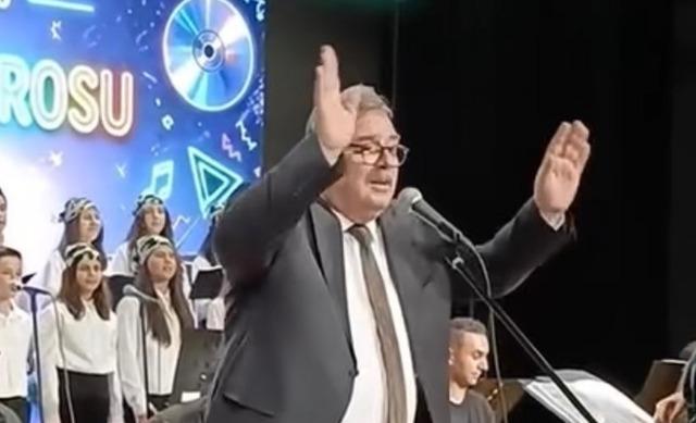 Sahnede öğrencileriyle şarkı söyleyen okul müdürü sosyal medyayı salladı