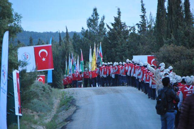 Çanakkale'de 10 bin Türk, dedelerinin izinde yürüdü