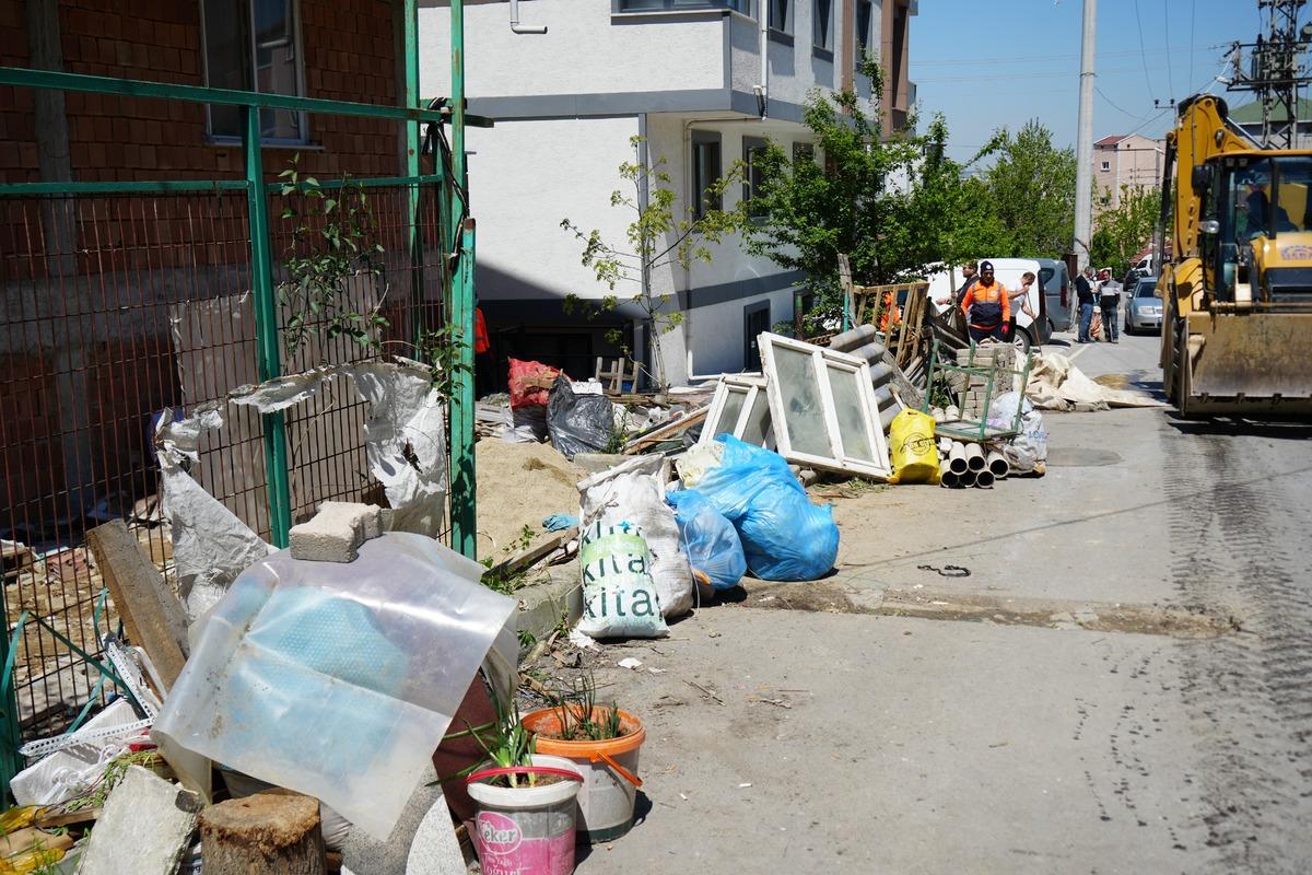 Bah&ccedil;esinden 12 kamyon atık &ccedil;ıktı: "Zaten temizleyecektim" 5