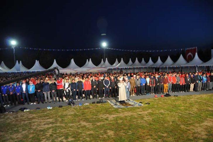 Sabah namazını kılıp yürüyüşe geçtiler  G1