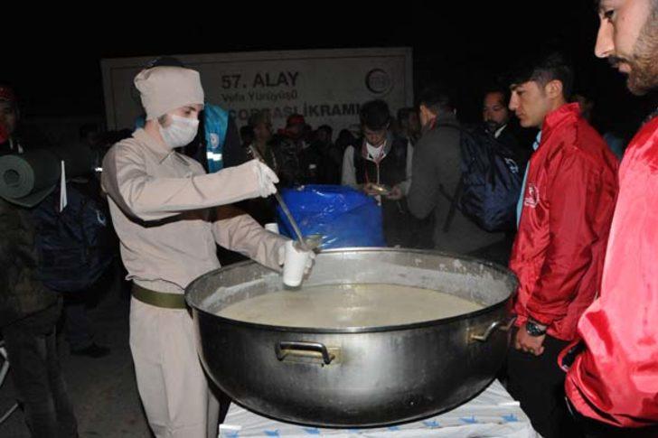 Sabah namazını kılıp yürüyüşe geçtiler  G2