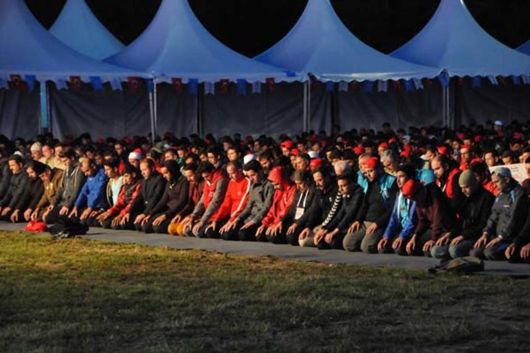 Sabah namazını kılıp y&uuml;r&uuml;y&uuml;şe ge&ccedil;tiler 