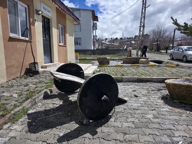 Sivas ta barajdan &ccedil;ıkarılan eski malzemeler k&ouml;y fırınının &ouml;n&uuml;nde sergileniyor 2