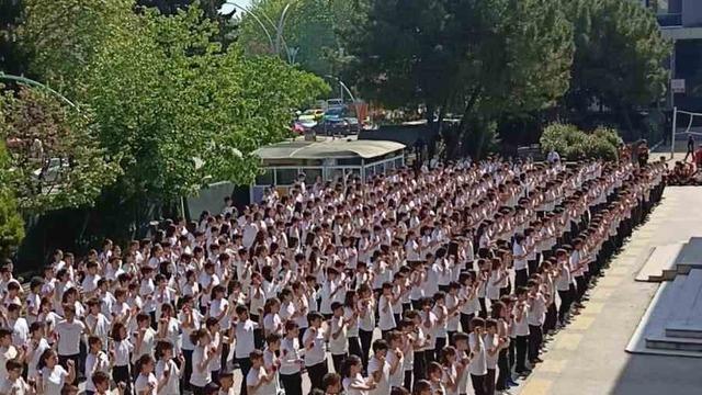 Kocaeli’de 537 öğrenciden dev kaşık oyunu 