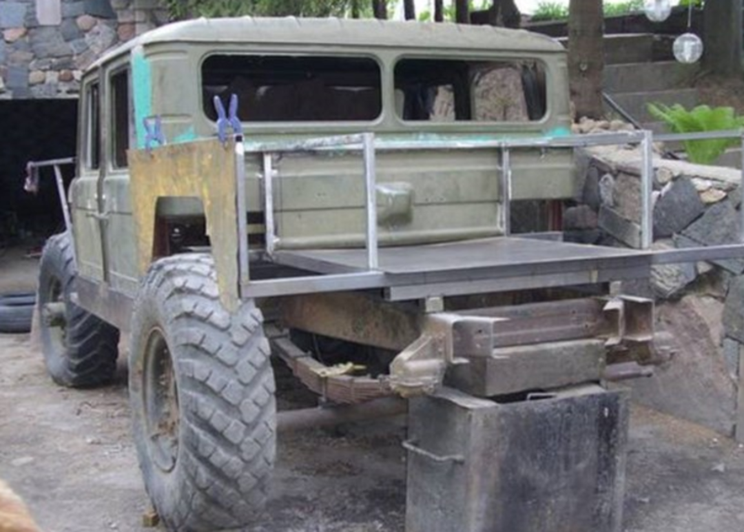 Eski kamyonun l&uuml;ks bir cipe d&ouml;n&uuml;ş&uuml;m&uuml; 