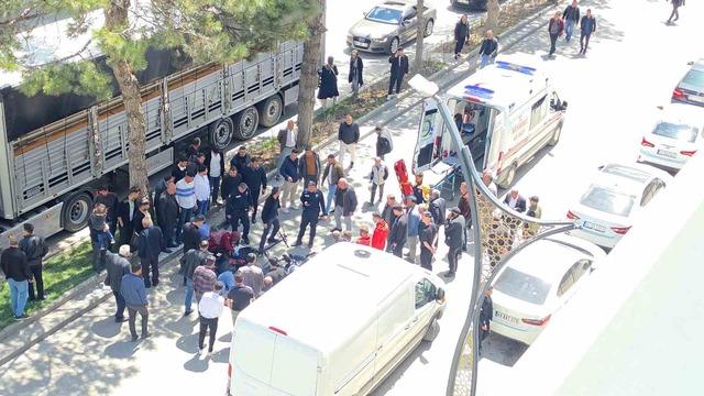 Tatvan’da motosiklet ile elektrikli bisiklet çarpıştı: 2 yaralı 5