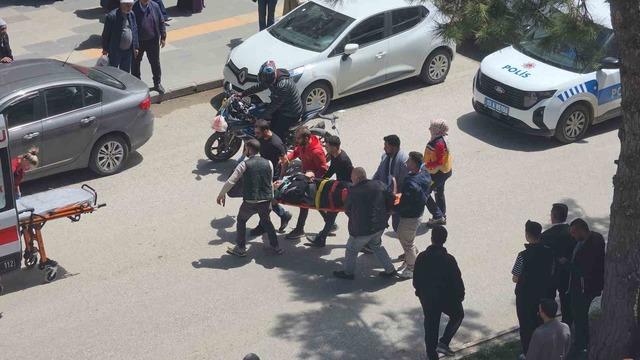Tatvan’da motosiklet ile elektrikli bisiklet çarpıştı: 2 yaralı 4