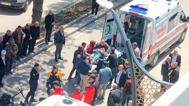 Tatvan’da motosiklet ile elektrikli bisiklet çarpıştı: 2 yaralı 2