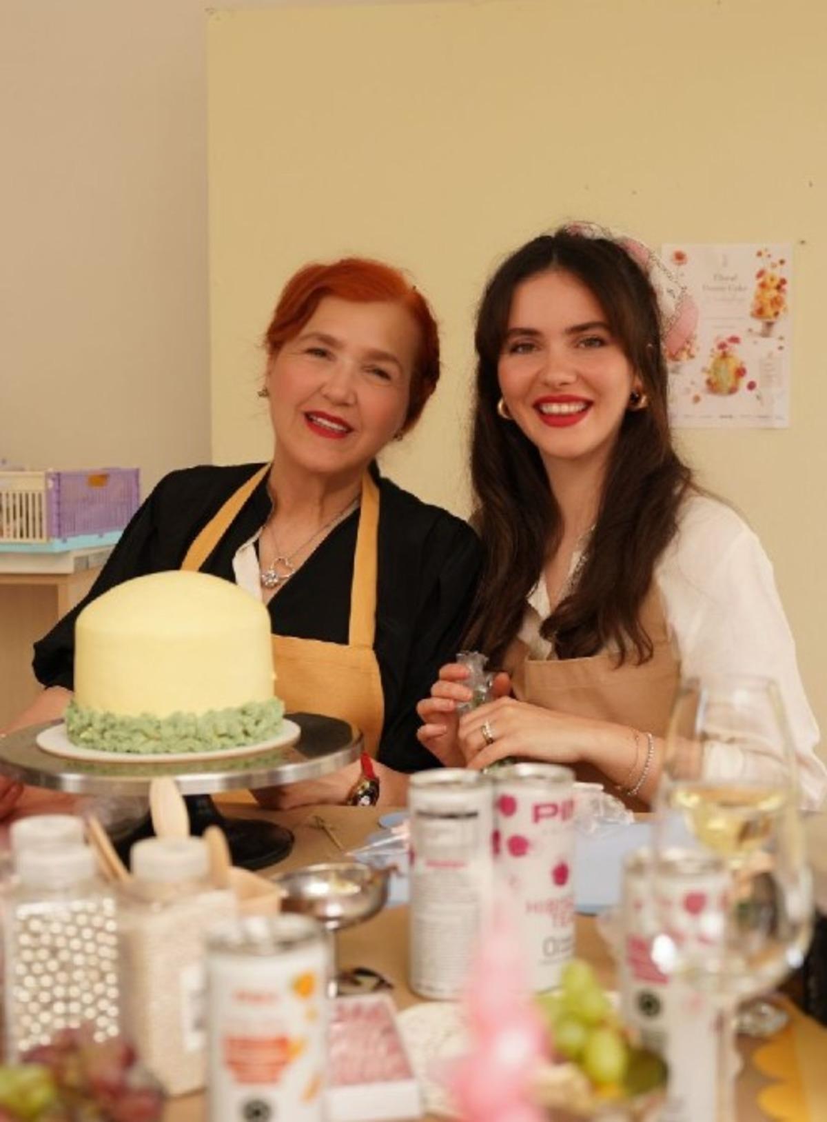 Almila Ada nın annesini g&ouml;renler hayran kaldı!  G&uuml;zellik genetikmiş   3