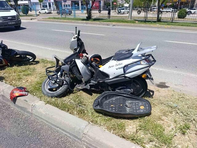 İki motosiklet &ccedil;arpıştı: 2 yaralı 2