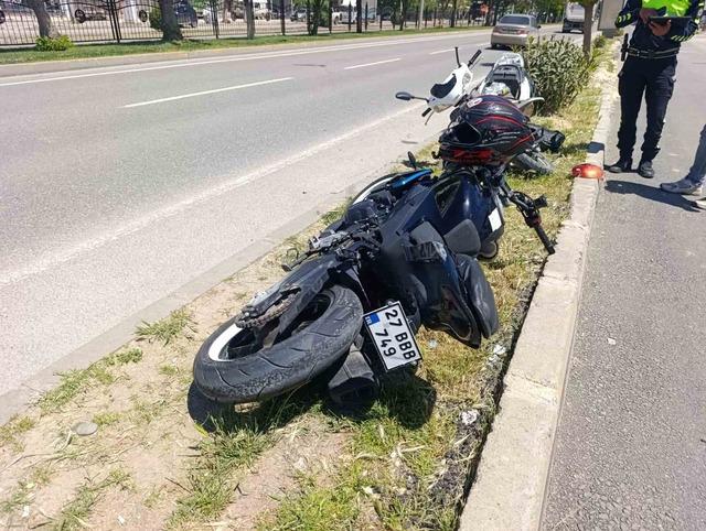 İki motosiklet &ccedil;arpıştı: 2 yaralı 1