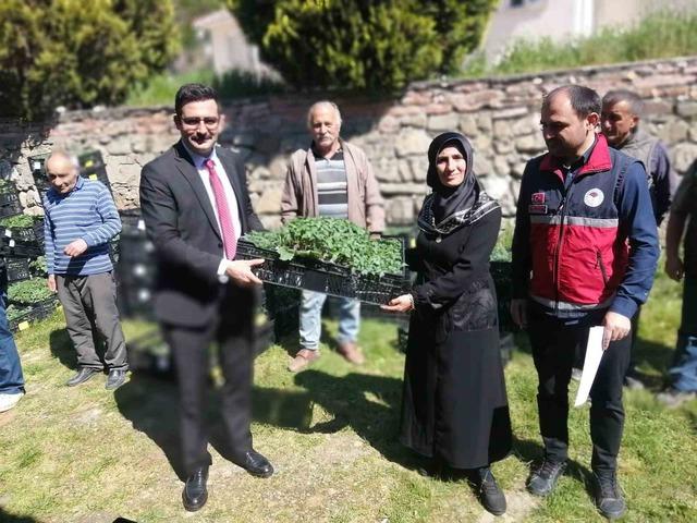 Han&ouml;n&uuml;&rsquo;de &ccedil;ift&ccedil;ilere 30 bin fide dağıtıldı 1