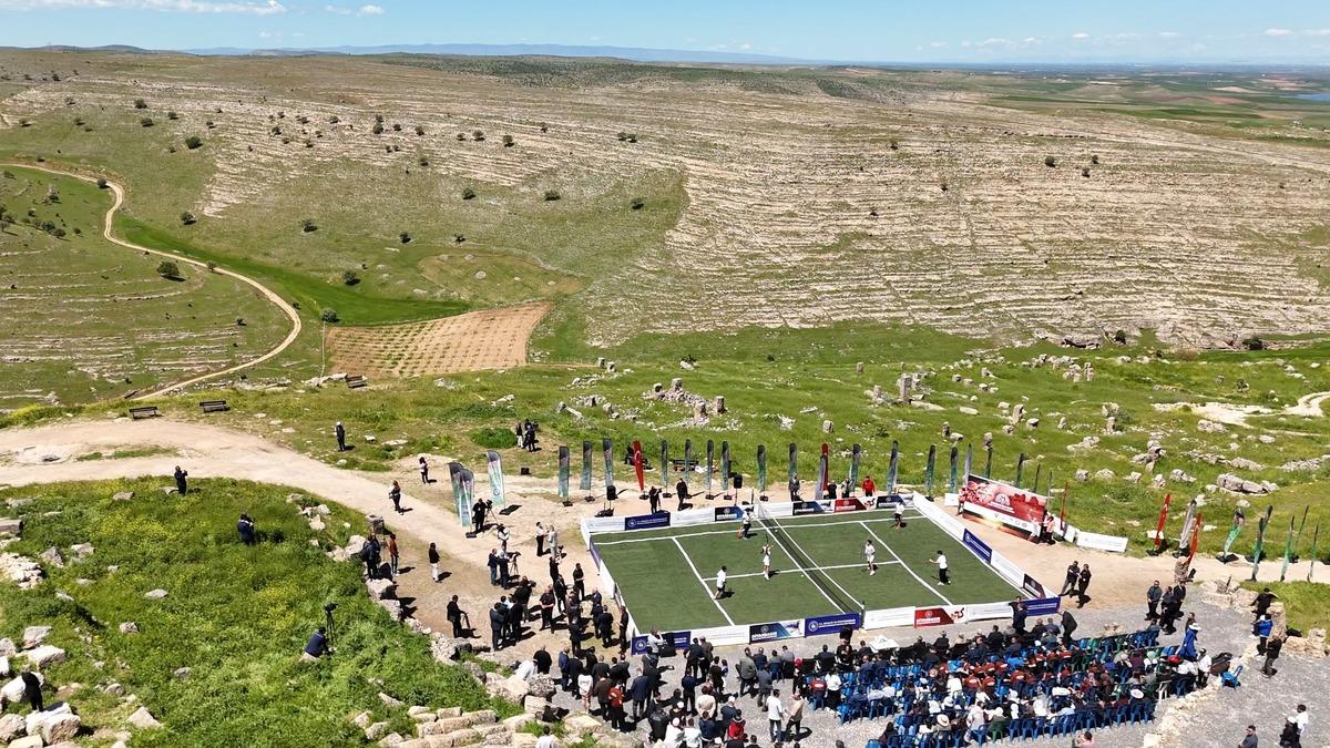 Tarihi Zerzevan Kalesi&rsquo;nde tenis turnuvası: "1 milyonun &uuml;zerinde &ouml;d&uuml;l" 7