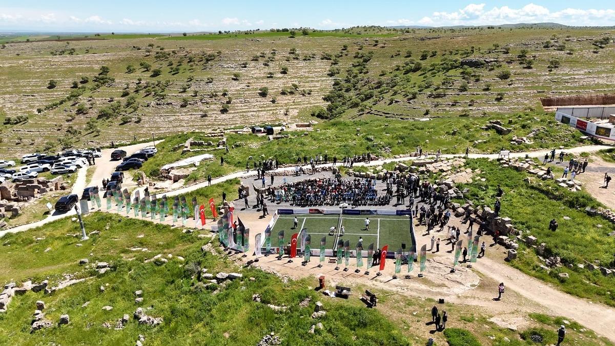 Tarihi Zerzevan Kalesi&rsquo;nde tenis turnuvası: "1 milyonun &uuml;zerinde &ouml;d&uuml;l" 2