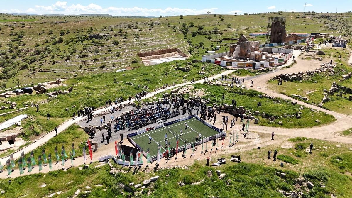 Tarihi Zerzevan Kalesi&rsquo;nde tenis turnuvası: "1 milyonun &uuml;zerinde &ouml;d&uuml;l" 1