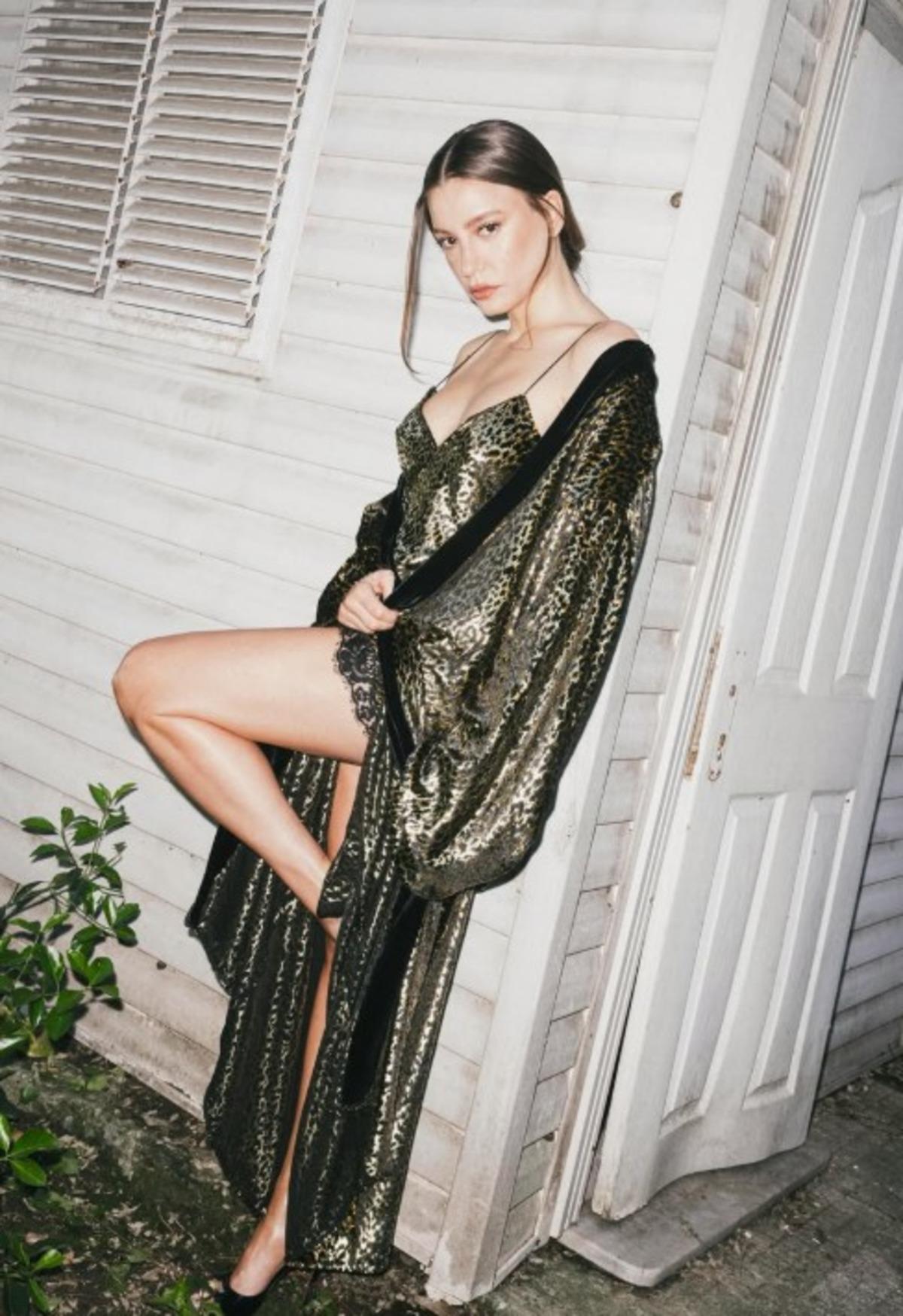 Serenay Sarıkaya leoparlı kombiniyle geceye damga vurdu!  Gecelik giymiş  Fiyatını duyan inanamadı  2
