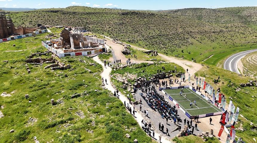 Tarihi Zerzevan Kalesi&rsquo;nde tenis turnuvası: "1 milyonun &uuml;zerinde &ouml;d&uuml;l"