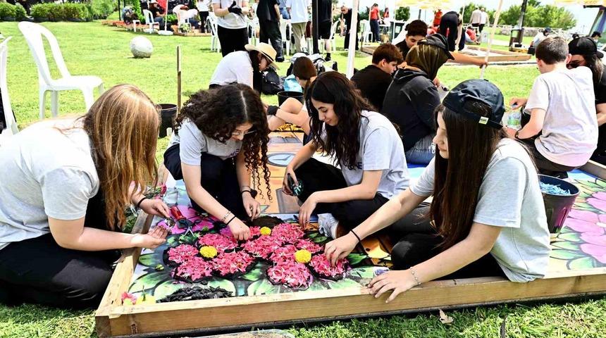 Antalya&rsquo;da 130 bin &ccedil;i&ccedil;ekle g&ouml;rsel şov