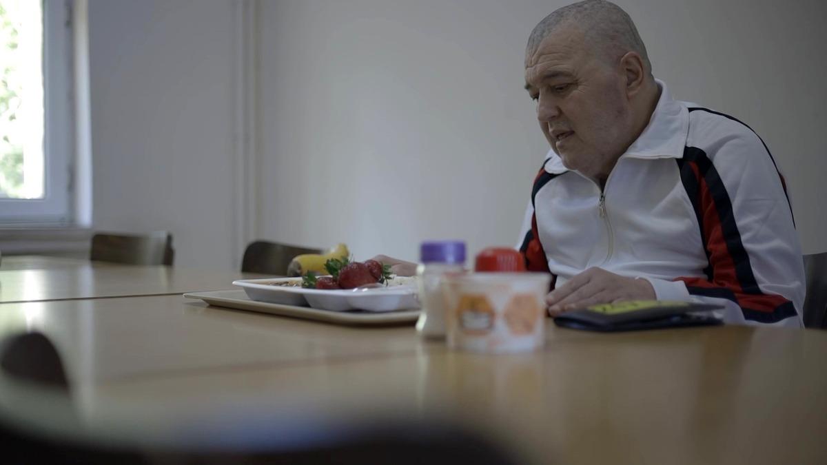 &Ccedil;&ouml;p evden kurtarılan adamın inanılmaz değişimi! G&ouml;zyaşlarını tutamadı 4