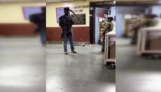 T&uuml;m d&uuml;nya bu g&ouml;r&uuml;nt&uuml;leri konuşuyor! Kafasına pala saplandı: Sıra bekledi, telefonla oynadı...