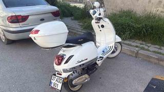Kaldırıma çarpan motosikletin sürücüsü yaralandı