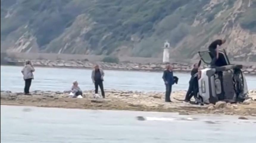 Bariyeri aşıp, kumsala u&ccedil;an otomobilden yara almadan kurtuldular