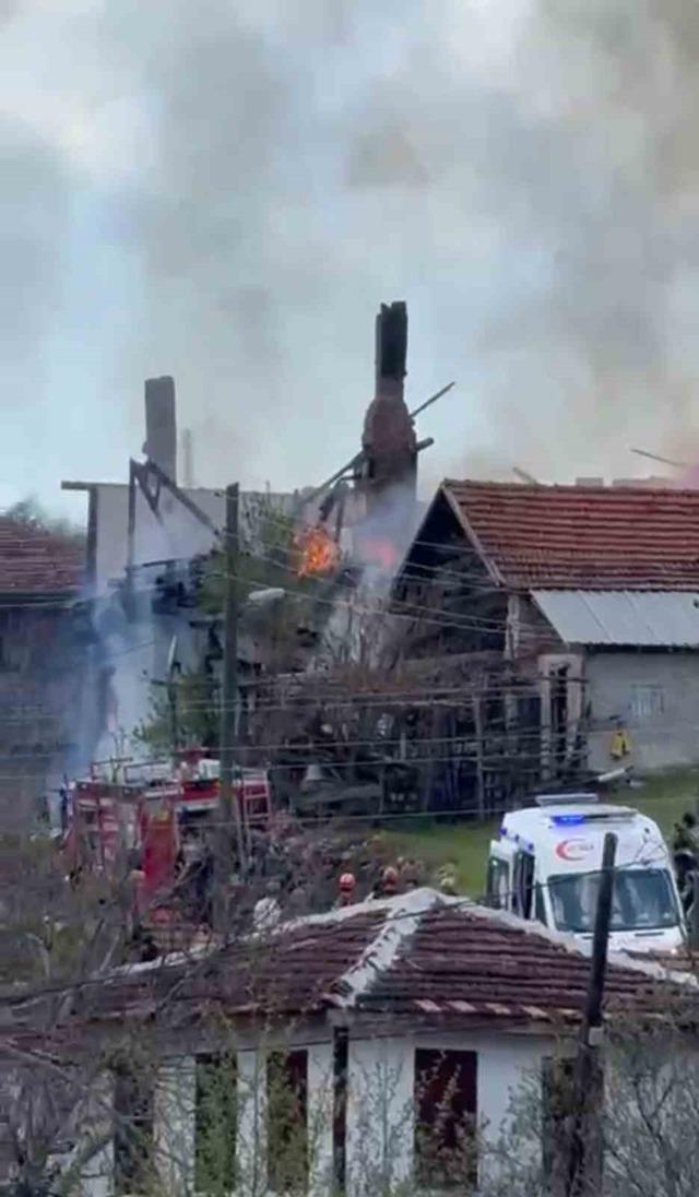 İki katlı ahşap ev alevlere teslim oldu, engelli kadını komşuları kurtardı 5