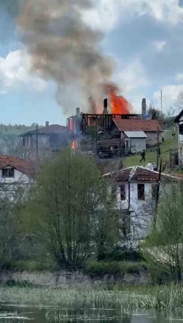 İki katlı ahşap ev alevlere teslim oldu, engelli kadını komşuları kurtardı 4