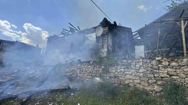 İki katlı ahşap ev alevlere teslim oldu, engelli kadını komşuları kurtardı 3