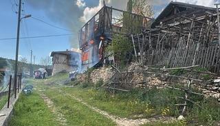 İki katlı ahşap ev alevlere teslim oldu, engelli kadını komşuları kurtardı