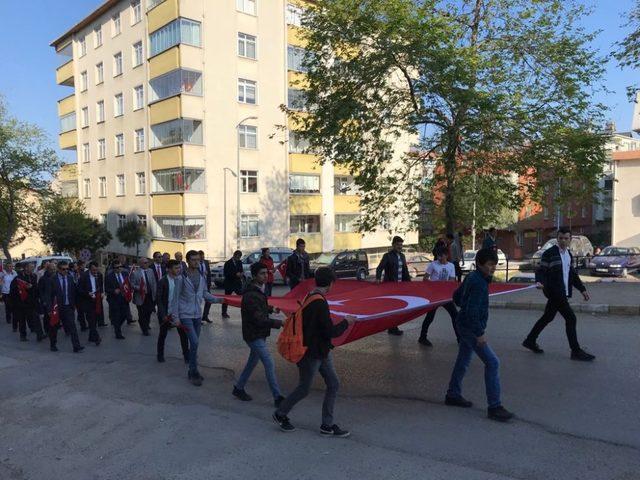 Öğrencilerden şehitlere vefa yürüyüşü