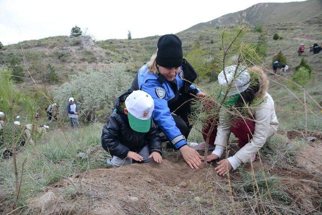 Sokaktan madalyaya uzanan çocuklar, 500 fidanı toprakla buluşturdu