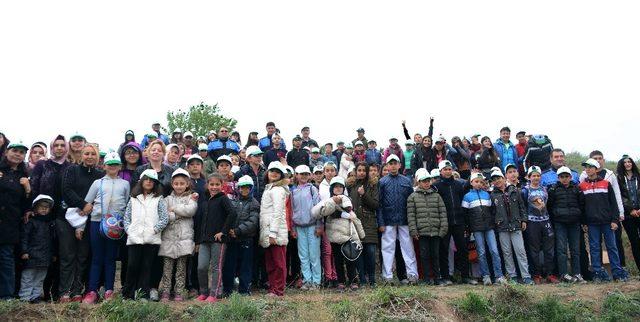 Sokaktan madalyaya uzanan çocuklar, 500 fidanı toprakla buluşturdu