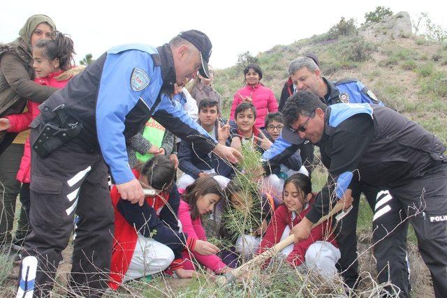 Sokaktan madalyaya uzanan çocuklar, 500 fidanı toprakla buluşturdu