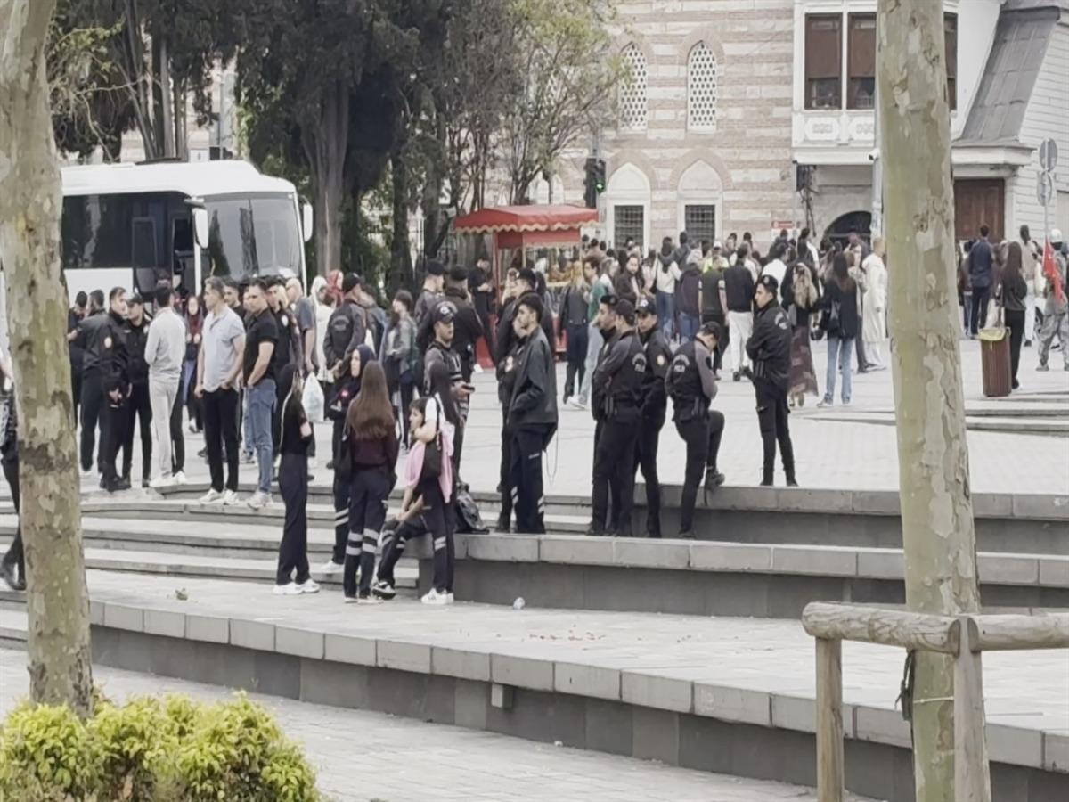 Beşiktaş iskelesinin &ouml;n&uuml;nde bı&ccedil;aklı kavga: Yaralılar var 3