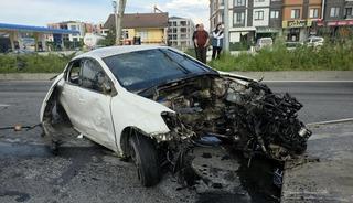 Ref&uuml;je ve ağa&ccedil;lara &ccedil;arpan otomobilin motoru koptu