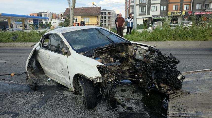 Ref&uuml;je ve ağa&ccedil;lara &ccedil;arpan otomobilin motoru koptu