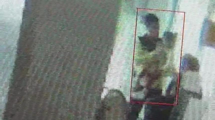 Boğazına şeker ka&ccedil;an k&uuml;&ccedil;&uuml;k kızı, jandarmanın Heimlich manevrası kurtardı