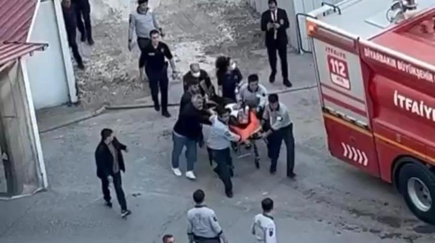 Diyarbakır'da inşaat halindeki otelde yangın: 13 kişi dumandan etkilendi