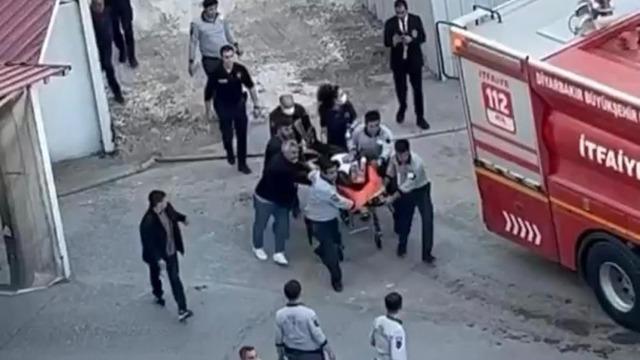 Diyarbakır'da inşaat halindeki otelde yangın: 13 kişi dumandan etkilendi