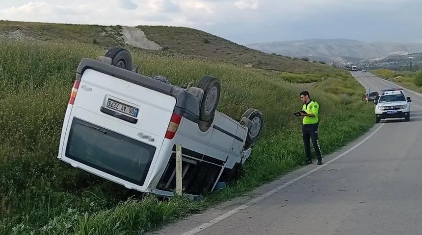 Ankara'da kontrolden &ccedil;ıkan minib&uuml;s devrildi: 1 &ouml;l&uuml;