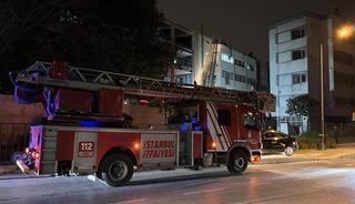 Zeytinburnu&rsquo;nda 4 katlı iş merkezinin &ccedil;atısında yangın