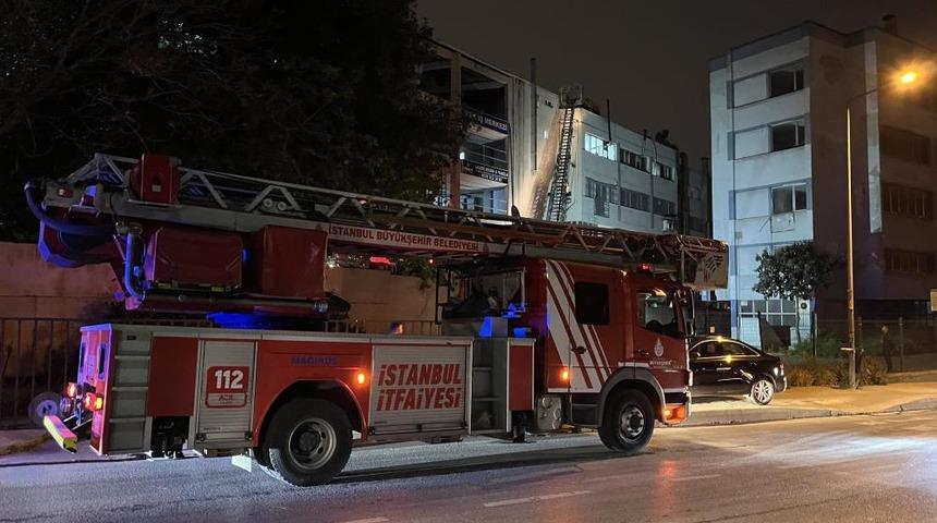 Zeytinburnu&rsquo;nda 4 katlı iş merkezinin &ccedil;atısında yangın
