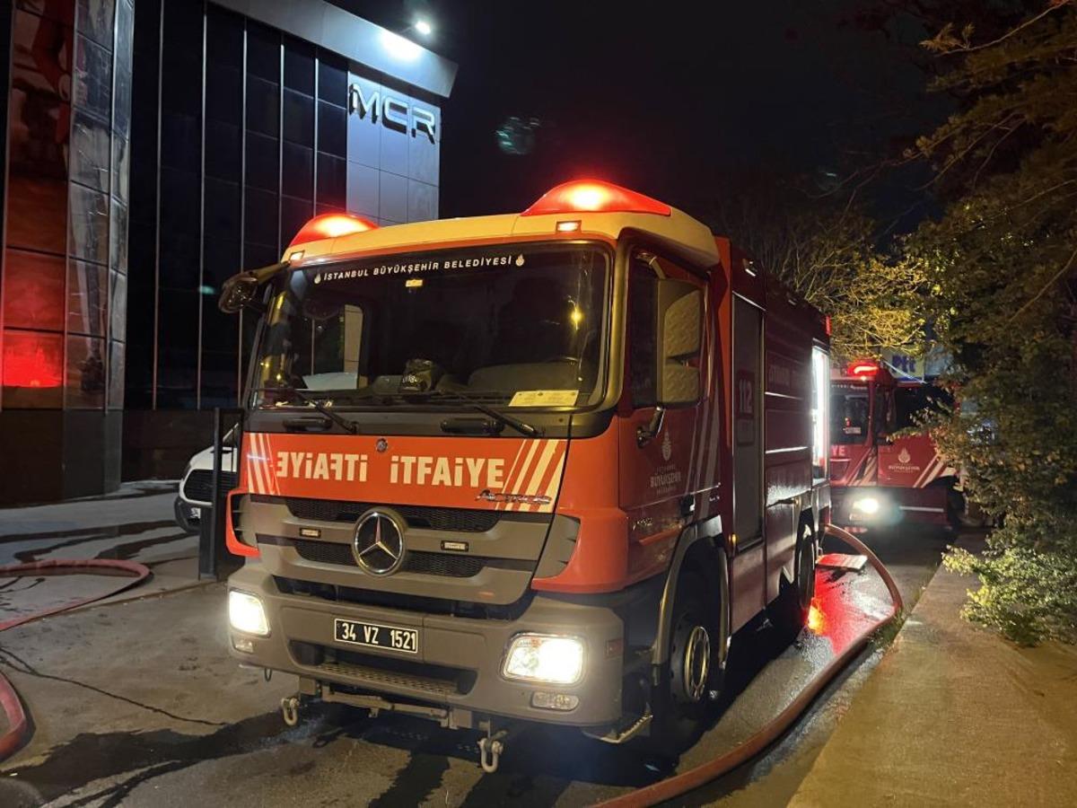 Zeytinburnu&rsquo;nda 4 katlı iş merkezinin &ccedil;atısında yangın 1