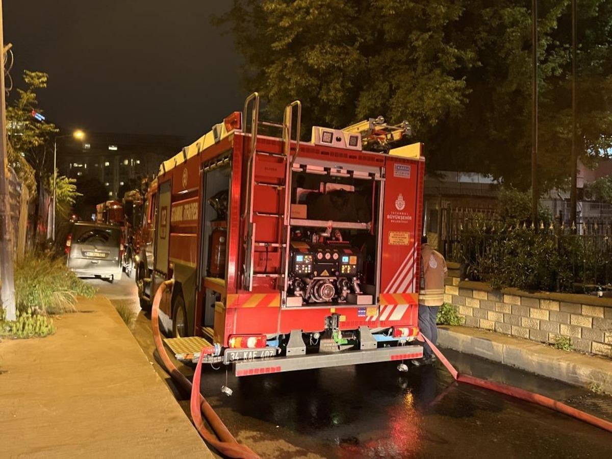 Zeytinburnu&rsquo;nda 4 katlı iş merkezinin &ccedil;atısında yangın 2