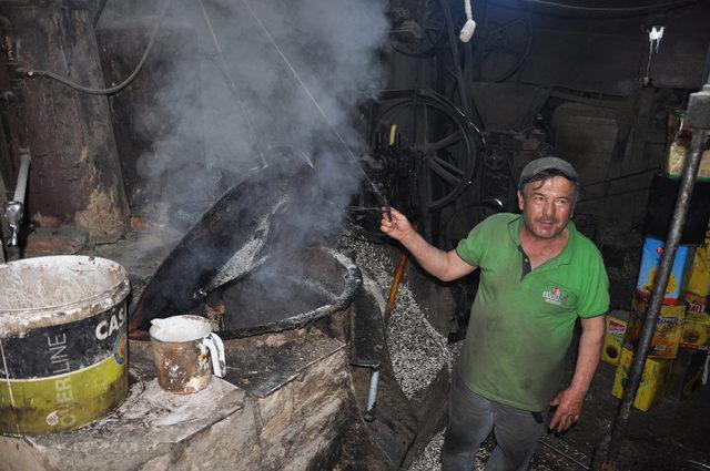 Asırlık makinede doğal ayçiçeği yağı üretiyor